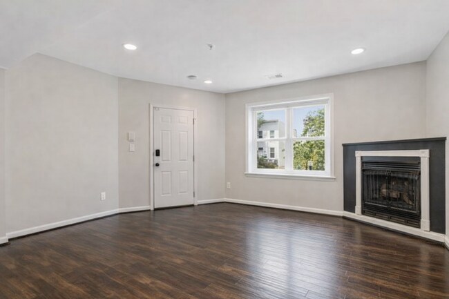 Building Photo - Bright, modern Capitol Hill 1 bed/1 bath condo with private outdoor space and secured parking