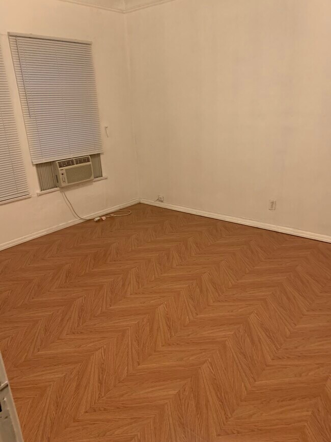 Building Photo - 132 S Canon Dr