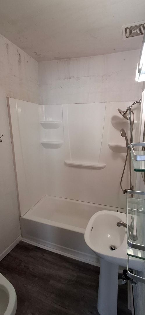 Building Photo - Spacious 4 Bedroom Stand Alone Home Near t...