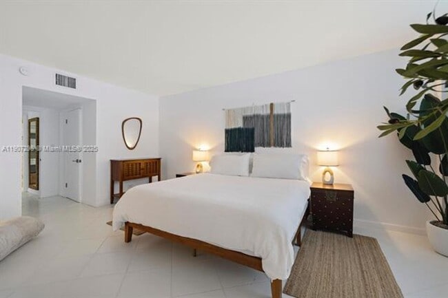 Building Photo - 2301 Collins Ave