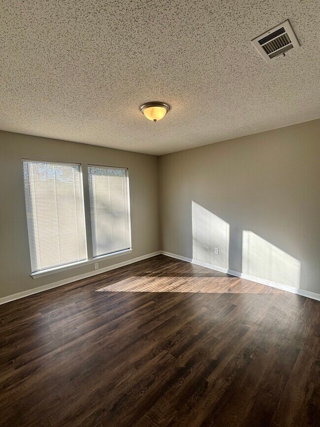 Building Photo - 14218 High Point Dr