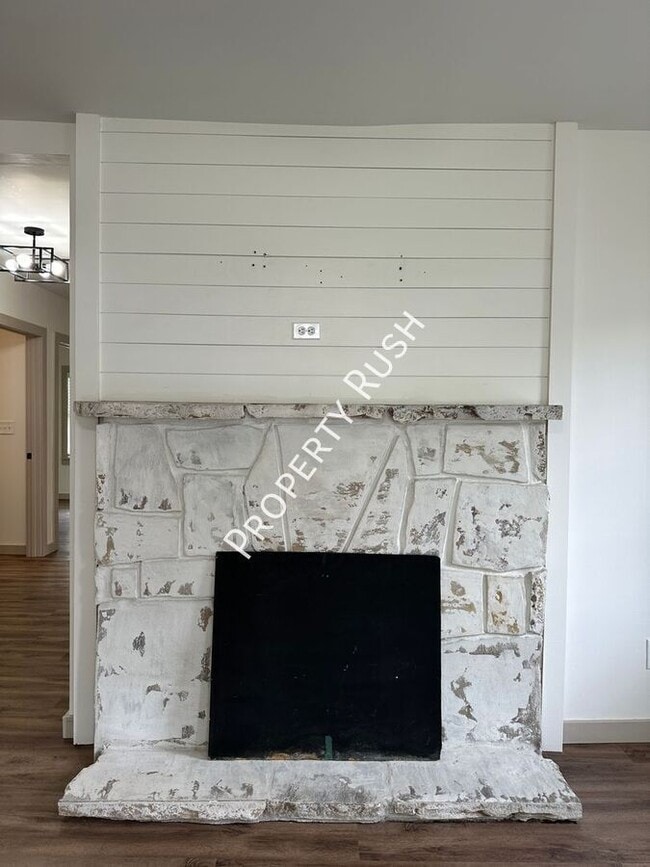 Building Photo - 112 N Lovell Ave