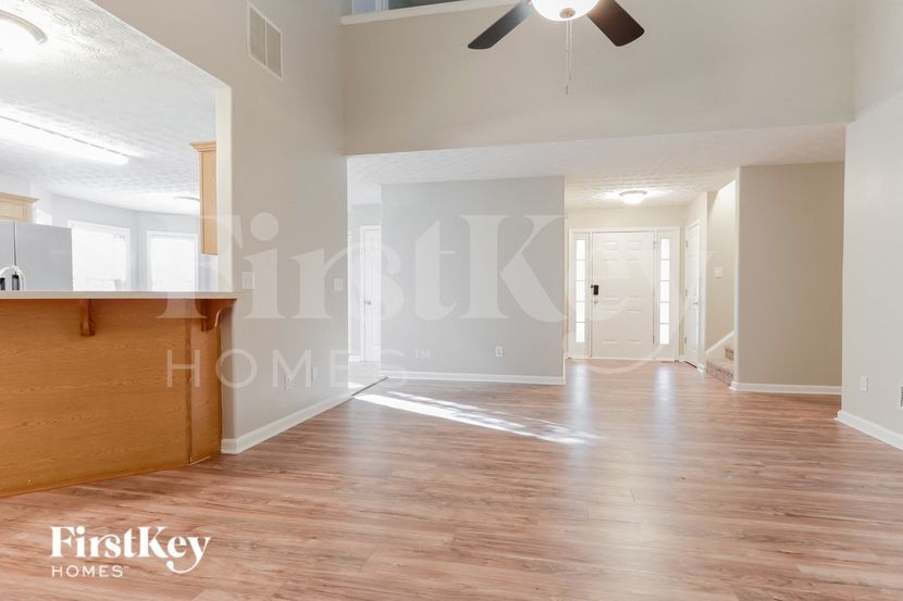 Building Photo - 940 Willow Hollow Dr