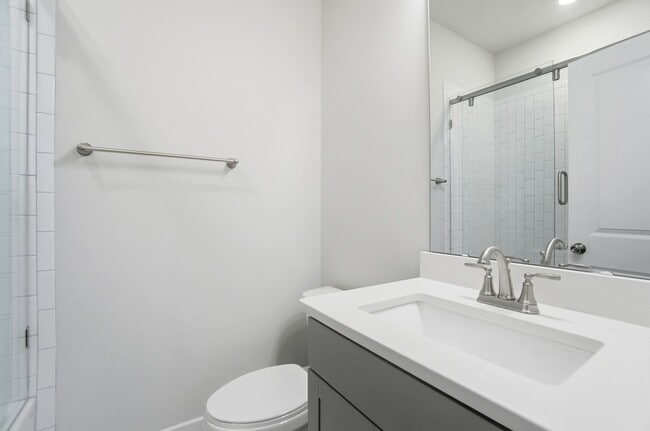 Building Photo - Modern Townhome in the Heart of Plaza Midw...