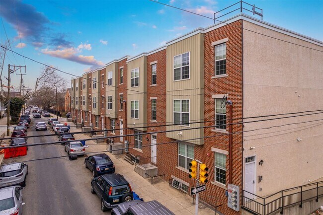 Building Photo - 2 br, 1 bath Triplex - 1501 MASTER ST Unit...