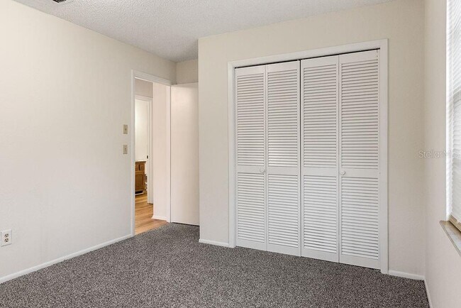Building Photo - 223 E Fern Dr