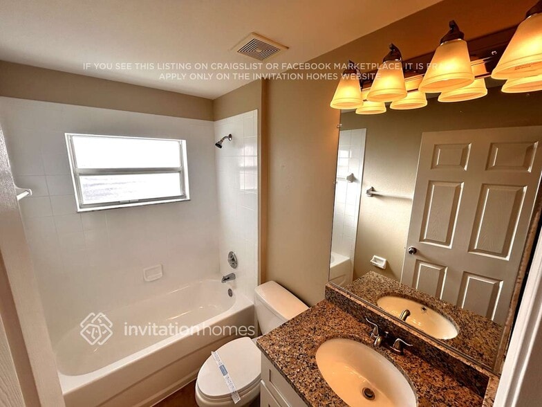 Building Photo - 2389 Hamlet Cir