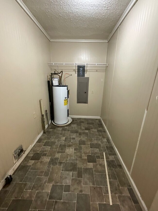 Building Photo - 901 Dennis Ave