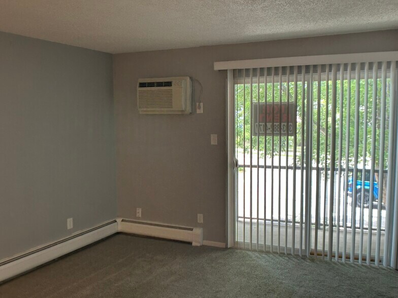 Building Photo - 1400 Golden Cir