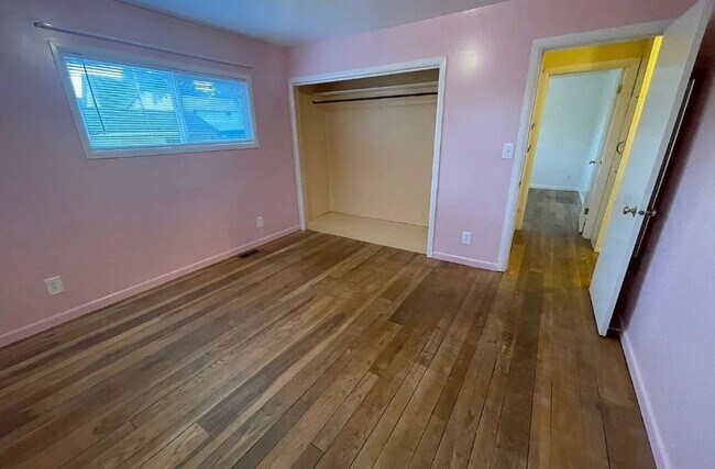 Building Photo - Charming 2 bedroom/1 bath Walking distance...