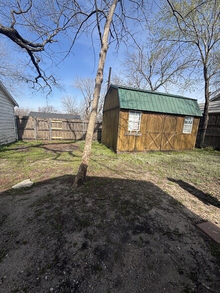 Building Photo - 206 E Belknap St