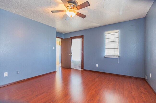 Building Photo - 3 Bedroom 2 Bath Home