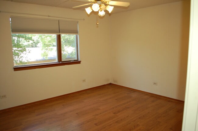 Building Photo - 5S070 Pebblewood Ln