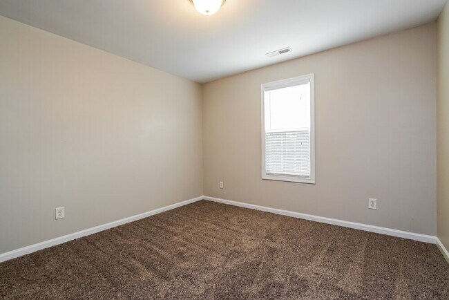 Building Photo - 610 Crosstie St