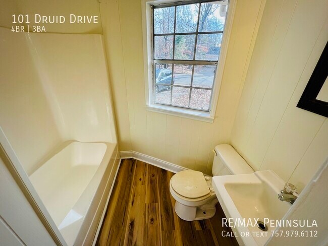 Building Photo - 4Bed, 2.5Bath Single Family Home in WBG