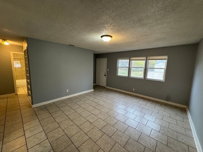 Building Photo - 2238-2240 Barnor Dr