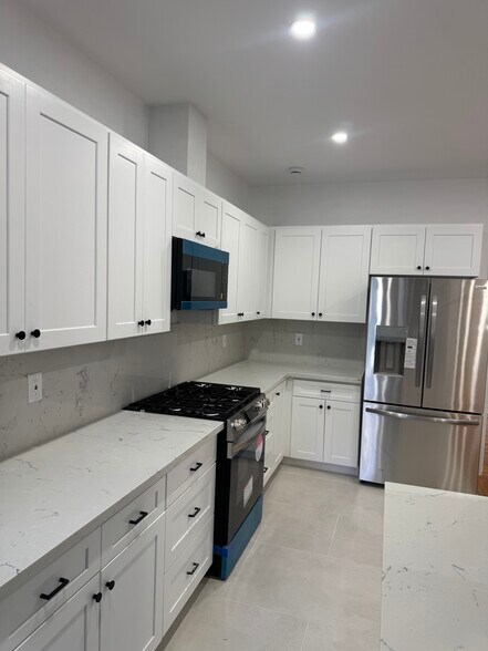Building Photo - 1260 N Flores St