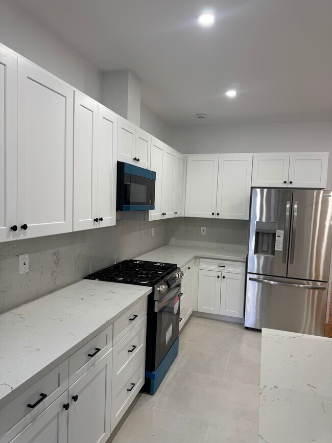 Building Photo - 1260 N Flores St