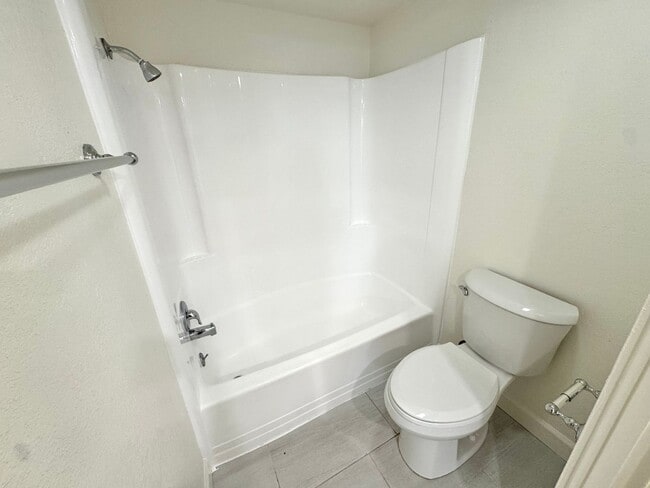 Building Photo - Cozy 2-Bedroom Condo in La Verne
