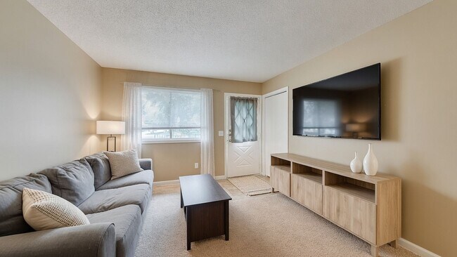 Building Photo - Great 2 Bedroom, 2 Bathroom Side by Side Townhome Unit Available in Coon Rapids - WON'T LAST LONG