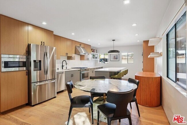 Building Photo - 838 N Mansfield Ave