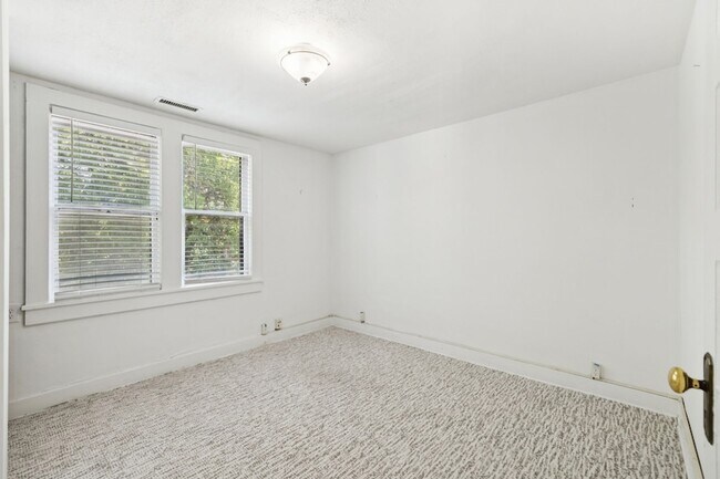Building Photo - 1604 17th Ave S