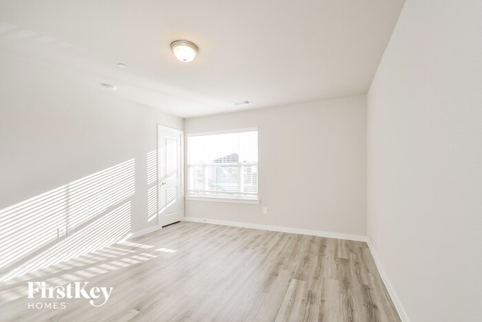 Building Photo - 615 Ava Trl
