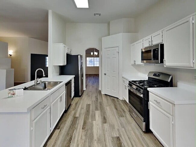Building Photo - 6281 Hill Haven Ave