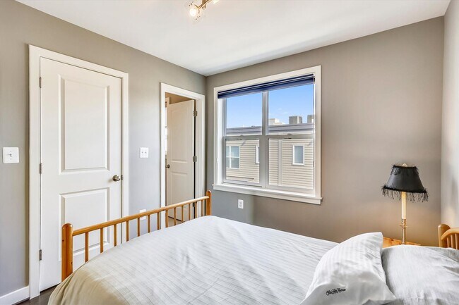 Building Photo - GREAT LOCATION!! Stunning 3BD/3.5BA luxury 4-level townhouse!