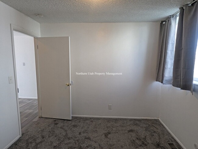 Building Photo - All New Flooring - 2 Bed, 1 Bath