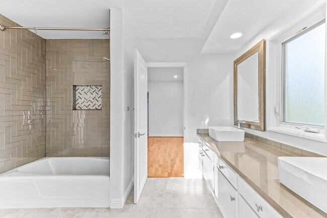 Building Photo - 4920 Tarzana Woods Dr