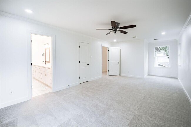 Building Photo - 10038 Westview Dr