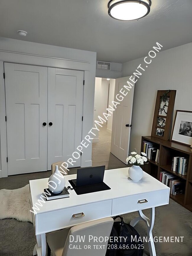 Building Photo - 1334 N Meadowglen Ave