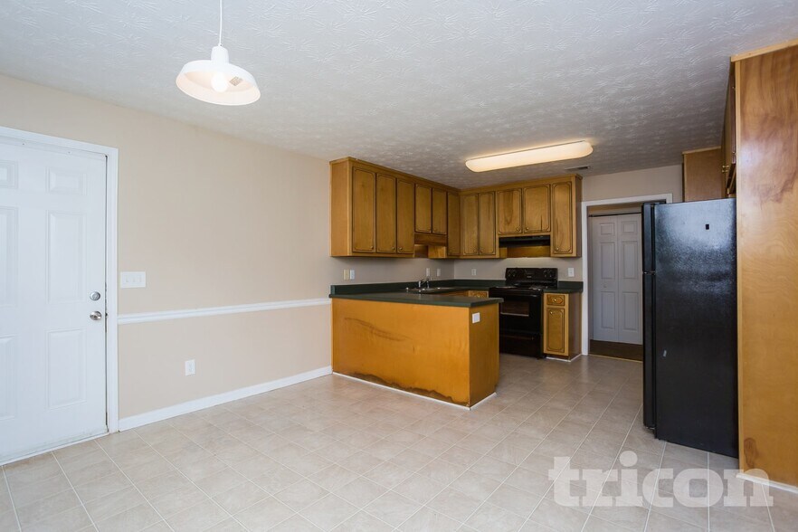 Building Photo - 100 5 Oaks Dr