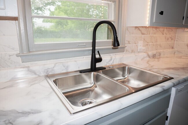 Building Photo - 3b 2b Finished Basement + Garage Lawn Care Provided APPLY FREE!