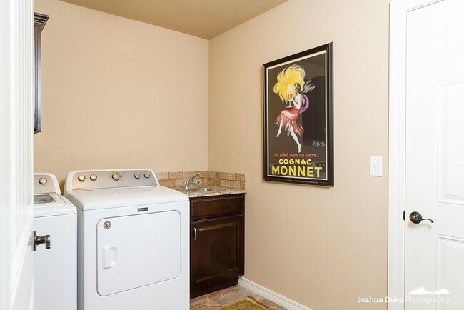 Building Photo - Georgeous 3 bedroom 2 bath home with SOLAR  and a view!