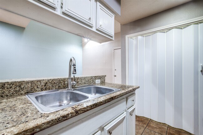 Building Photo - 800 Country Pl Dr