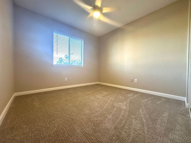 Building Photo - Spacious 4 Bedroom Corner Lot in Brentwood!