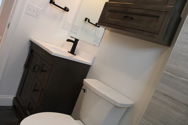 Building Photo - 19 Iona St