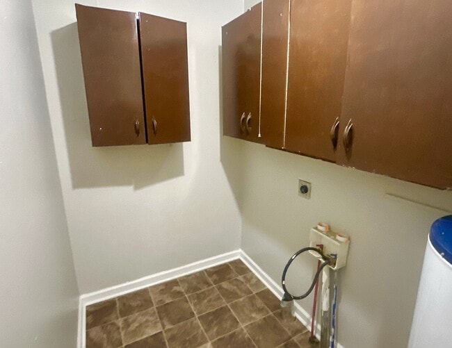 Building Photo - 2408 Giddens Dr