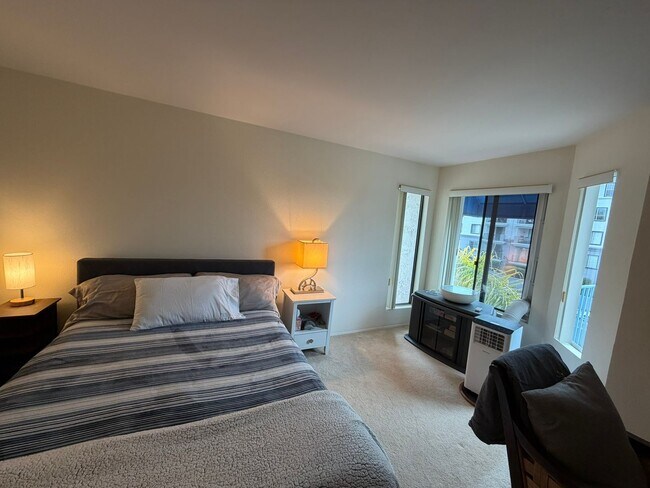 Building Photo - Light-Filled 1 Bed / 1 Bath Condo in UTC, San Diego – Skylights & Balcony