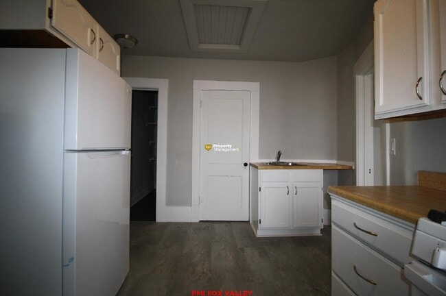 Building Photo - Large refurbished 3 Bedroom Upper