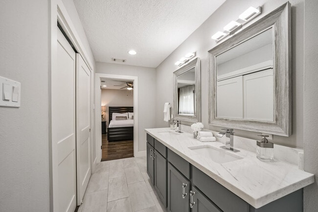 Building Photo - 5719 Viking Dr
