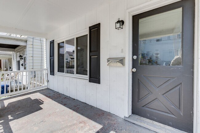 Building Photo - 606 Chess St