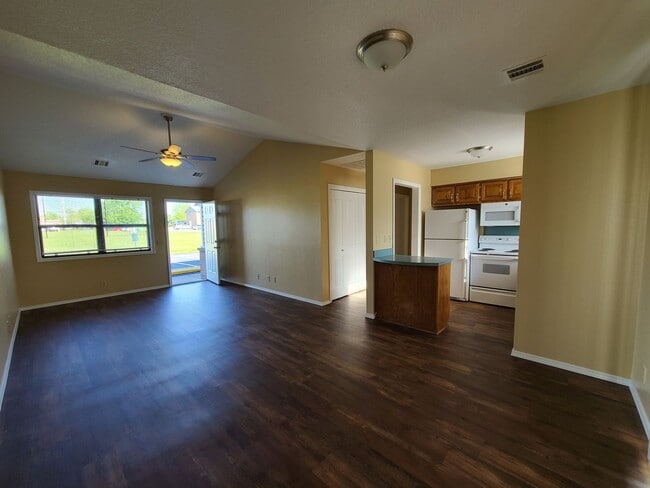 Building Photo - Large One Bedroom