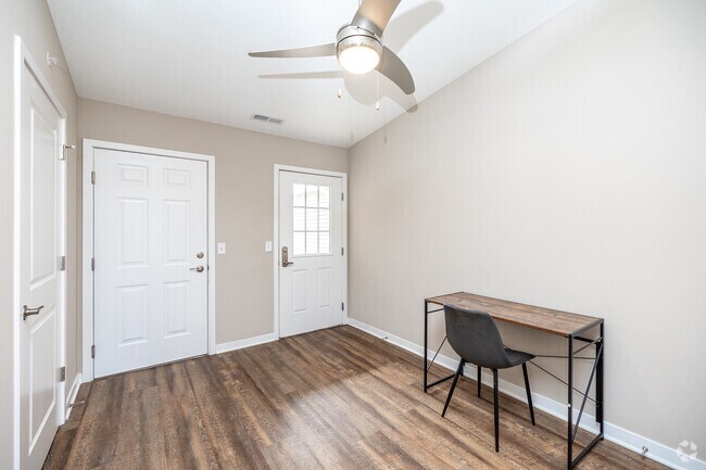 2BR, 2BA - Haydenwood/1,343 SF - Redwood Waukee Hickman Road