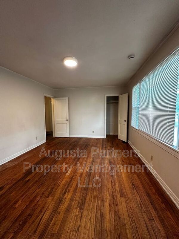 Building Photo - 3224 York Dr