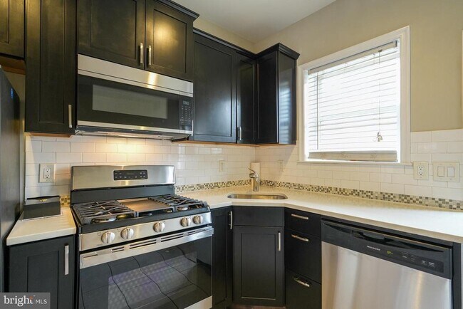Building Photo - 137 Durfor St