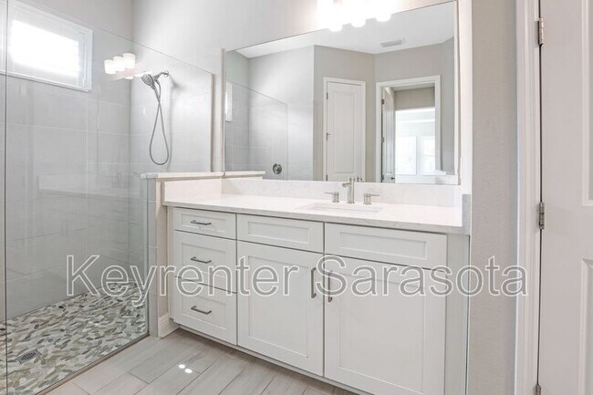 Building Photo - 6133 Lungo Lago Dr