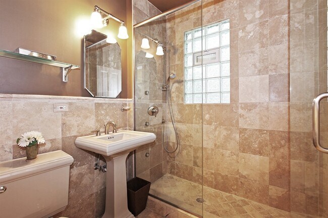 Building Photo - 1918 W Melrose St